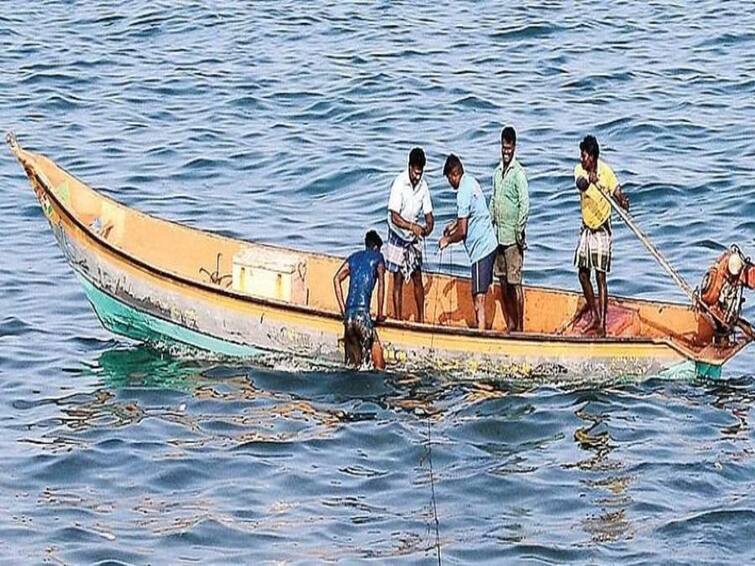 Continued atrocities 19 fishermen from Tamil Nadu were captured by the Sri Lankan Navy in the middle of the sea Fisherman Attack: தொடரும் அட்டூழியம்!  தமிழக மீனவர்கள் 19  பேரை நடுக்கடலில் சிறை பிடித்த இலங்கை கடற்படை..!