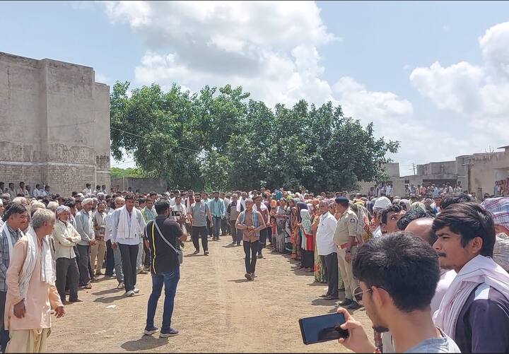 ભાવનગર જિલ્લાના તળાજા તાલુકાના દિહોર ગામેથી ગોકુળ-મથુર, હરિદ્વારની ધાર્મિક યાત્રાએ નીકળેલી ટ્રાવેલ્સ બસને રાજસ્થાનના ભરતપુર જિલ્લામાં દર્દનાક માર્ગ અકસ્માત નડયો હતો. આ ગોઝારી કરૂણ ઘટનામાં તળાજા તાલુકાના 1 અને દિહોર ગામના 10 અને ભાવનગરના ૦૧ મળી ૧૨ શ્રધ્ધાળુને મથુરા પહોંચે તે પહેલા મોતને ભેટ્યા હતા.