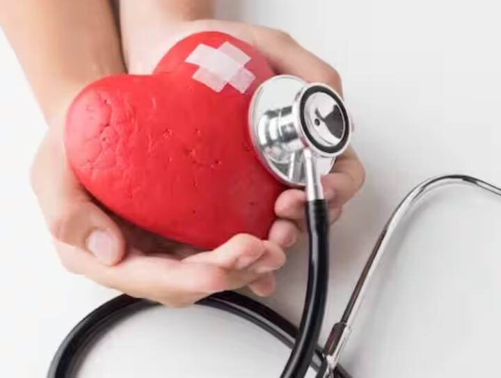 Heart Attack:  जेव्हा हृदयाच्या स्नायूच्या भागापर्यंत रक्त पोहोचण्यास अडचण निर्माण होते, तेव्हा हृदयविकाराचा झटका येण्याची शक्यता असते.