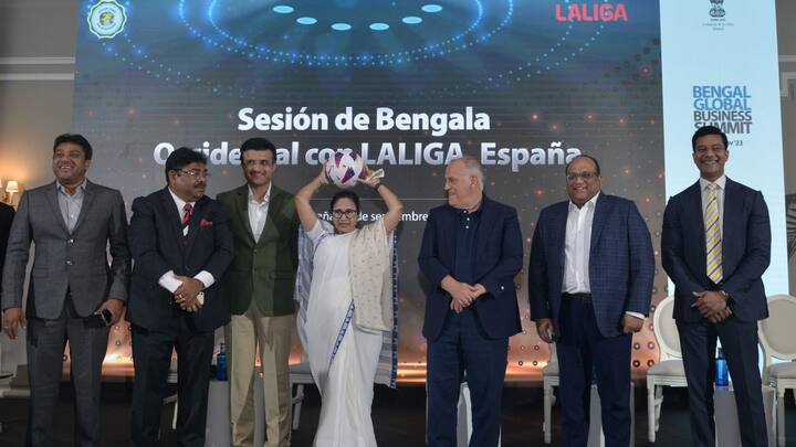 নিজের ফেসবুক পেজে শুক্রবারের অনুষ্ঠানের বেশ কিছু মুহূর্তের ছবিও দিয়েছেন মমতা। সঙ্গে কিছু বক্তব্য যার নির্যাস অল্প কথায় এটাই, সহযোগিতা এবং সমন্বয়ের মাধ্যমেই দুরন্ত সাফল্যের পথে এগোনো সম্ভব। আর বাংলায় এমন সাফল্যের সম্ভাবনা রয়েছে, মনে করেন মুখ্যমন্ত্রী।