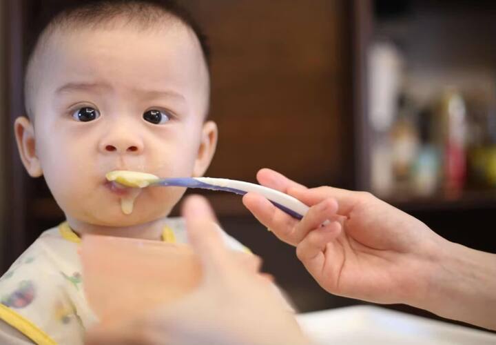 ਇਹ ਉਨ੍ਹਾਂ ਦੀ ਸਿਹਤ ਲਈ ਬਹੁਤ ਫਾਇਦੇਮੰਦ ਹੁੰਦਾ ਹੈ ਪਰ ਕੇਲਾ ਖੁਆਉਂਦੇ ਸਮੇਂ ਕੁਝ ਗੱਲਾਂ ਦਾ ਧਿਆਨ ਰੱਖਣਾ ਜ਼ਰੂਰੀ ਹੈ। ਆਓ ਅੱਜ ਅਸੀਂ ਤੁਹਾਨੂੰ ਕੇਲੇ ਦੇ ਕੁਝ ਚਮਤਕਾਰੀ ਫਾਇਦਿਆਂ ਬਾਰੇ ਦੱਸਦੇ ਹਾਂ...