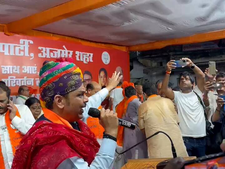 आपल्या भाषणात फडणवीस यांनी अशोक गेहलोत सरकारवर जोरदार हल्लाबोल केला.