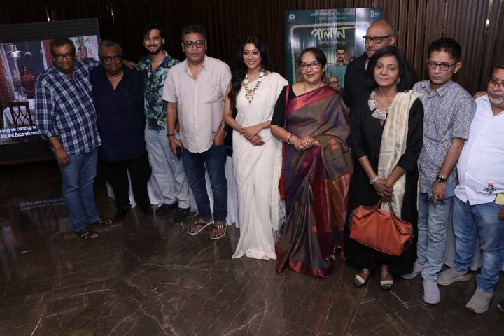 ছবির ট্রেলারের প্রথম দৃশ্যেই সেই ১৯৮২ সালের সূত্র। প্রথম দৃশ্যেই অঞ্জন দত্তের কণ্ঠে শোনা যায়, সেই বাড়ির ভূমিকা।