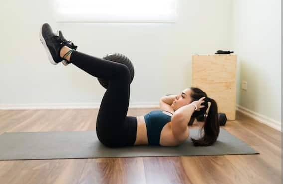 બુટી યોગ કેલરી ઝડપથી બર્ન કરીને વજન ઘટાડવામાં મદદ કરી શકે છે.બૂટી યોગમાં ડાન્સ અને મ્યુઝિકને કારણે સ્ટ્રેસ અને ડિપ્રેશન જેવી સમસ્યાઓ ઓછી થાય છે. બૂટી યોગ કરવા માટે વધુ એનર્જી લે છે. આવી સ્થિતિમાં ખૂબ પરસેવો થાય છે. ત્વચામાં રહેલા ટોક્સિન્સ પરસેવા દ્વારા શરીરમાંથી બહાર નીકળી જાય છે.