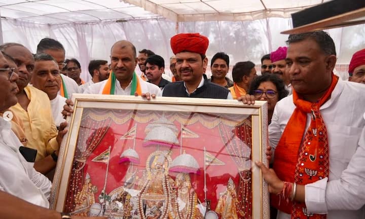 फडणवीस यांनी पुष्कर येथील ब्रह्मदेवाच्या मंदिरात जाऊन दर्शन घेतलं.