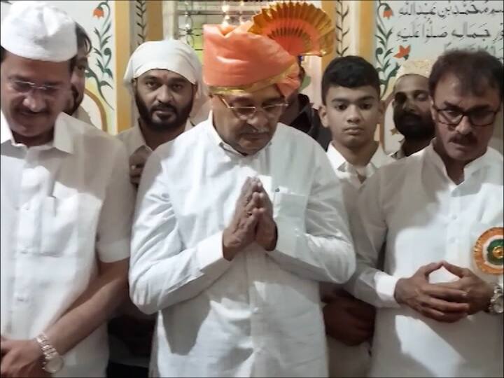 या उरुसाला भेट देण्यासाठी विखे पाटील संगमनेरात आले होते.