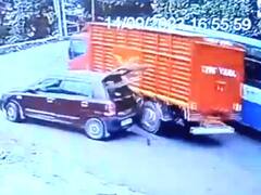 कार वाले की 'गलती' और 50 फीट नीचे जा गिरा ट्रक, सामने आया हादसे का हैरान करने वाला वीडियो