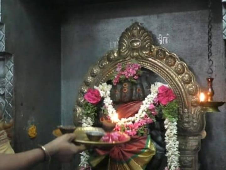 Abhishekam to Goddess Gayatri at  Vishwakarma Siddhi Vinayagar Temple in karur TNN கரூர் விஸ்வகர்மா சித்தி விநாயகர் ஆலயத்தில் காயத்ரி தேவிக்கு சிறப்பு அபிஷேகம்
