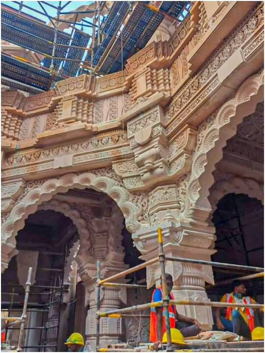 चंपत राय ने आज दो तस्वीरें शेयर की हैं. जिसमें राम मंदिर में इस्तेमाल हुए पत्थरों पर हुई बेहतरीन नक्काशी को देखा जा रहा है.
