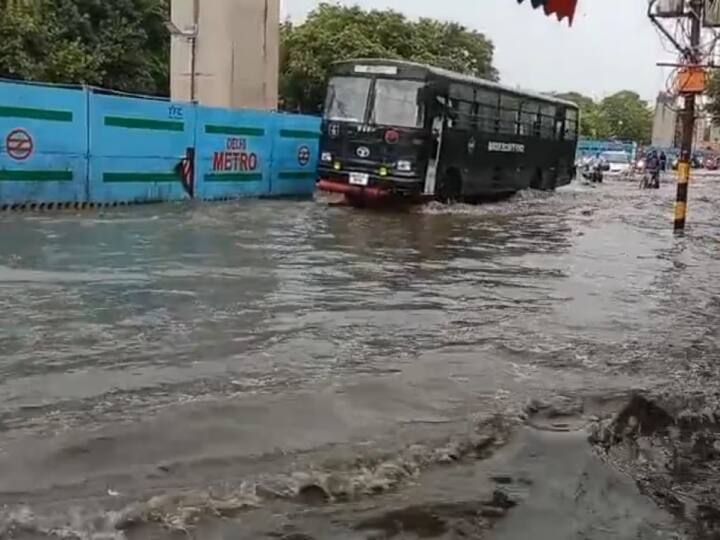 Delhi Heavy rains increase trouble people worried due to waterlogging on roads ANN Waterlogging in Delhi: दिल्ली में झमाझम बारिश ने बढ़ाई आफत, सड़कों पर हुए जलभराव से लोग परेशान