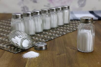 Salt Intake : எப்போவுமே உப்பு பத்தாம, இன்னும் கொஞ்சம் அதிகமா போட்டு சாப்பிடுறீங்களா? உடனே இதைப் படிங்க..