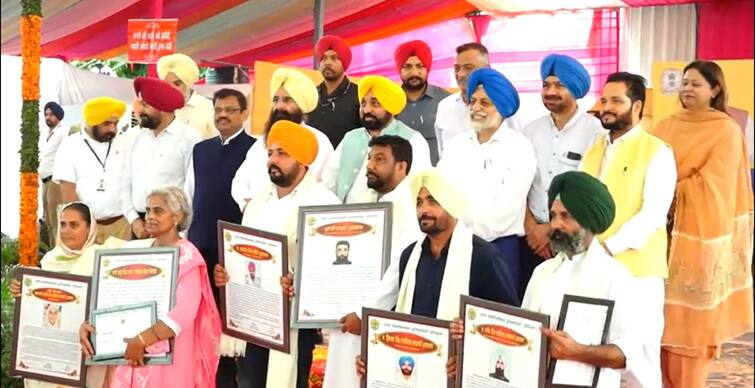 CM Mann arrived at PAU Kisan Mela  honored progressive farmers Ludhiana News: PAU ਦੇ ਕਿਸਾਨ ਮੇਲੇ 'ਚ ਪਹੁੰਚੇ CM ਮਾਨ, ਅਗਾਂਹਵਧੂ ਕਿਸਾਨਾਂ ਨੂੰ ਕੀਤਾ ਸਨਮਾਨਿਤ, ਕਿਹਾ, ਖ਼ੁਸ਼ੀ ਦੀ ਗੱਲ ਨੌਜਵਾਨ ਕਿਰਸਾਨੀ ਨੂੰ ਦੇ ਰਹੇ ਨੇ ਪਹਿਲ