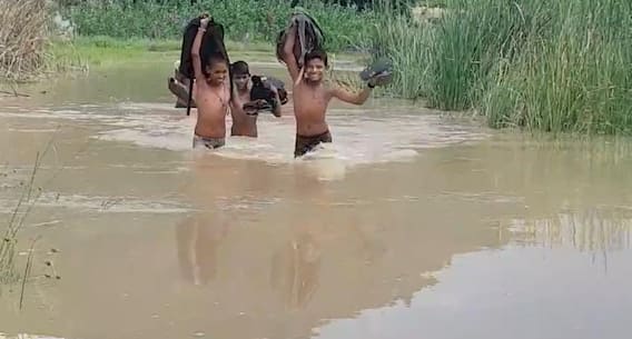 In Pics: भविष्य से खिलवाड़! हाथ में चप्पल, कंधों पर बैग, जान जोखिम में डालकर नदी पार कर स्कूल जाते हैं बच्चे In Pics: भविष्य से खिलवाड़! हाथ में चप्पल, कंधों पर बैग, जान जोखिम में डालकर नदी पार कर स्कूल जाते हैं बच्चे