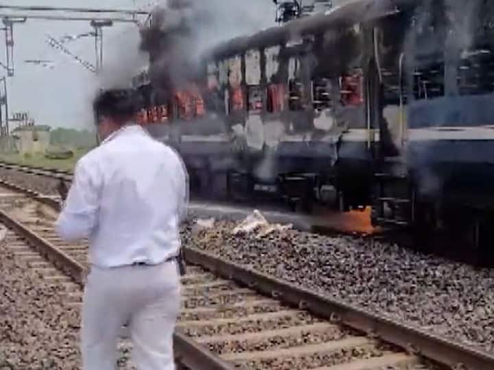 Gujarat Fire breaks out in engine of Dahod Anand Memu train near Dahod Gujarat: गुजरात में दाहोद के पास मेमू ट्रेन के इंजन में लगी आग, सामने आया वीडियो
