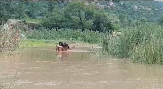 In Pics: भविष्य से खिलवाड़! हाथ में चप्पल, कंधों पर बैग, जान जोखिम में डालकर नदी पार कर स्कूल जाते हैं बच्चे In Pics: भविष्य से खिलवाड़! हाथ में चप्पल, कंधों पर बैग, जान जोखिम में डालकर नदी पार कर स्कूल जाते हैं बच्चे