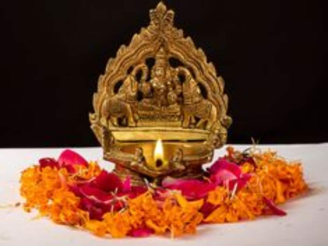 Spirituality: Puja Lamp Or Diya Extinguished While Doing Puja Its Meaning And Remedy Spirituality: దేవుడి దగ్గర దీపం అకస్మాత్తుగా కొండెక్కిపోతే ఏం జరుగుతుంది!