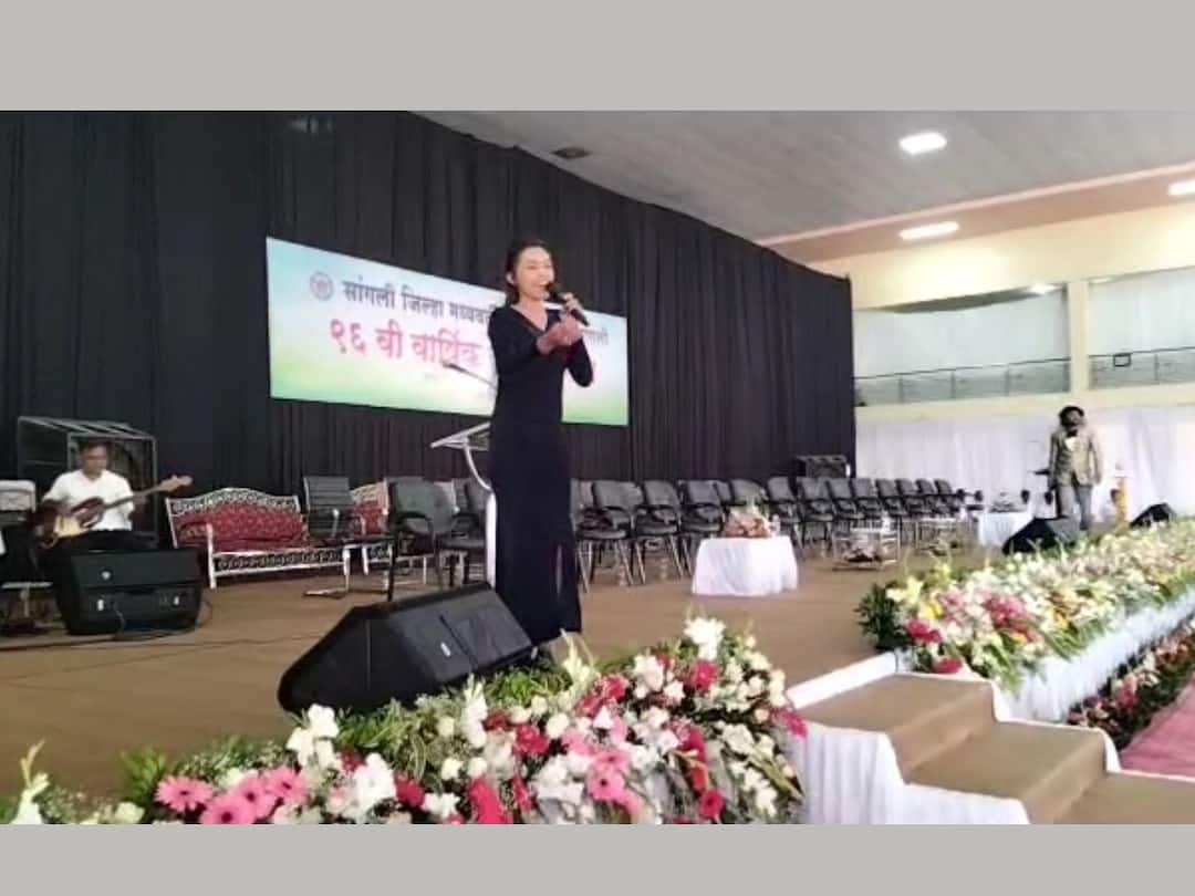 Lavani through the orchestra in the annual general meeting of Sangli District Bank Sangli News : सभा की तमाशाचा फड? सांगली जिल्हा बँकेच्या सर्वसाधारण सभेत आर्केस्ट्राच्या माध्यमातून ठसकेबाज लावणी!