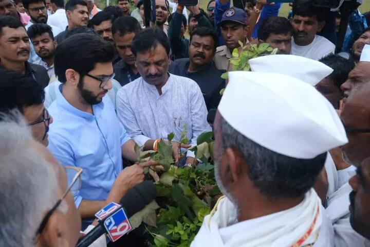 आदित्य ठाकरेंनी आपल्या पाहणीची सुरवात पैठण तालुक्यातील निपाणी गावापासून केली. यावेळी त्यांनी नुकसान झालेल्या पिकांची पाहणी केली.