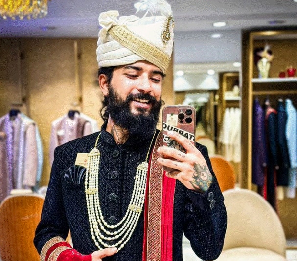 अनुराग डोभाल  हा सोशल मीडियावर अॅक्टिव्ह असतो त्याला इन्स्टाग्रामवर 4.9 मिलियन फॉलोवर्स आहेत.