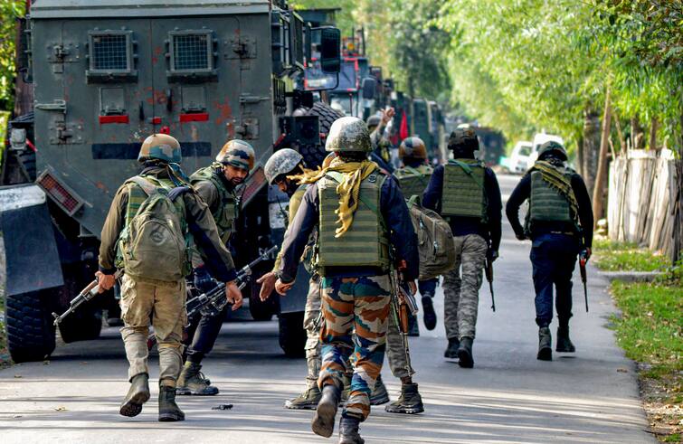 2 Soldiers Got Injured As Army Intensifies Anti Terror Op In Kashmir Forest Anantnag Encounter:সেনা অফিসার-পুলিশকর্তার মৃত্যুতেও থামেনি অশান্তি, কাশ্মীরে জঙ্গিদের সঙ্গে সংঘর্ষ জখম ২ জওয়ান