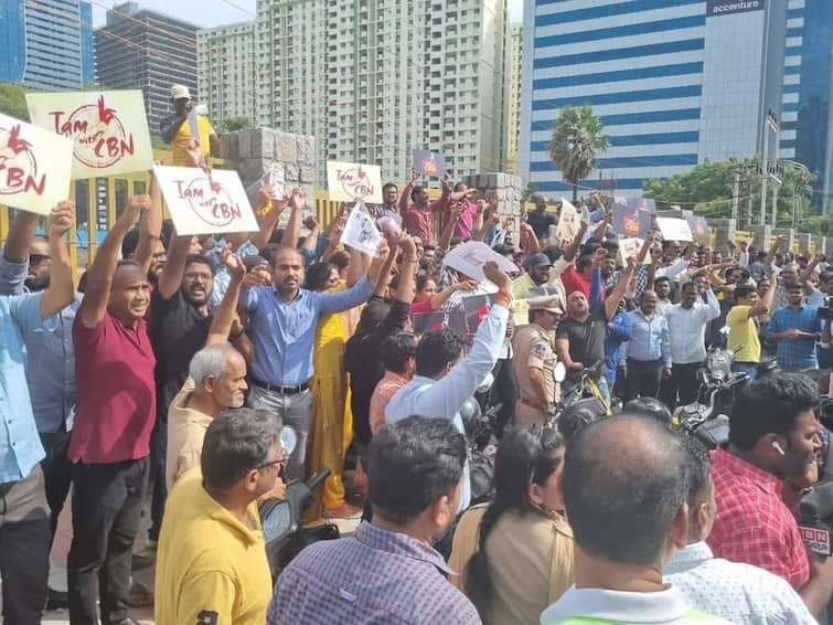 Police Restrictions On IT Employees Protest In Hyderabad IT Employees: ఐటీ ఉద్యోగుల ఆందోళనలపై పోలీసుల ఆంక్షలు