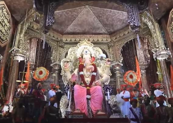 Lalbaugcha Raja : साडेतीन किलो सोनं, 64 किलो चांदी अन् पाच कोटींची कॅश; लालबागच्या राजाच्या चरणी भाविकांचं भरभरुन दान