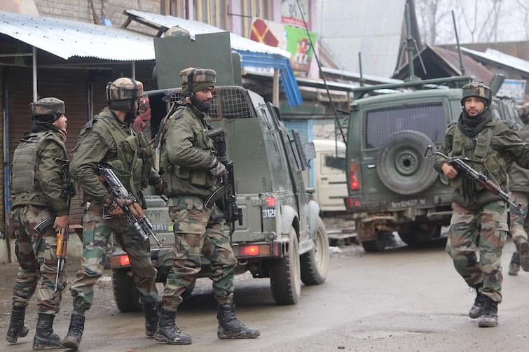 Jammu and Kashmir Security forces killed 5 terrorists who were infiltrating from the Pakistani border big success in Kupwara detail marathi news  Jammu and Kashmir :  जम्मू-काश्मीरमध्ये पाच दहशतवाद्यांना कंठस्नान, भारतीय लष्कराकडून शोध मोहीम सुरु 