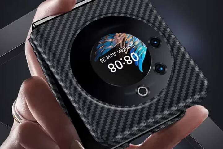 Tecno Phantom V Flip 22 ਸਤੰਬਰ ਨੂੰ ਸਿੰਗਾਪੁਰ ਵਿੱਚ ਲਾਂਚ ਹੋਣ ਜਾ ਰਹੀ ਹੈ। ਇਸ ਦੇ ਡਿਜ਼ਾਈਨ ਨੂੰ ਕਾਫੀ ਪਸੰਦ ਕੀਤਾ ਜਾ ਰਿਹਾ ਹੈ। ਫ਼ੋਨ 6.75-ਇੰਚ ਡਿਸਪਲੇ, 64MP ਮੁੱਖ ਕੈਮਰਾ ਅਤੇ 45W ਚਾਰਜਿੰਗ ਸਪੋਰਟ ਦੇ ਨਾਲ ਆਵੇਗਾ।