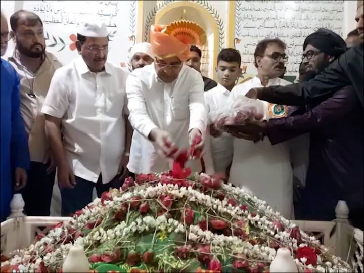 यावेळी दर्ग्यावर चादर अर्पण केल्यानंतर मुस्लिम बांधवांनी 2024 ला विखे पाटील मुख्यमंत्री व्हावेत अशी प्रार्थना केली