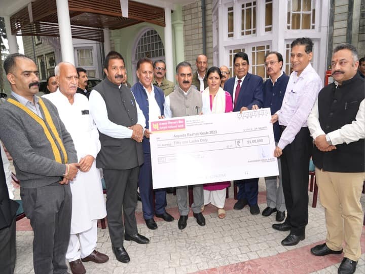 Himachal CM Sukhvinder Singh Sukhu donates Rs 51 lakh from his personnel account to the CMDRF 2023 ann Himachal Disaster: आपदा के बीच CM सुक्खू ने पेश की मिसाल, अपने सभी निजी बैंक खाते से दान की 51 लाख रुपए की राशि