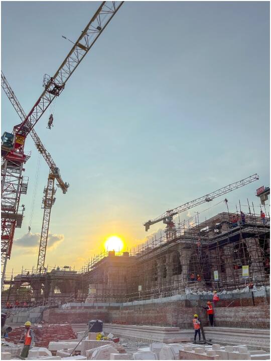 इसके साथ ही राम जन्मभूमि अयोध्या में राम मंदिर का काम काफी तेजी से चल रहा है.