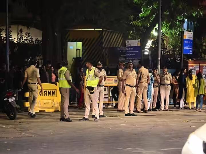 Mumbai Prabhadevi Police reject Shiv Sena Uddhav Thackeray MNS reques after Sada Sarvankar Shot Fire incident प्रभादेवी पोलिसांचा राजकीय पक्षांना दणका; गोळीबार प्रकरणानंतर सेना, ठाकरे गट, मनसेला स्वागत मंडप उभारण्यास नकार