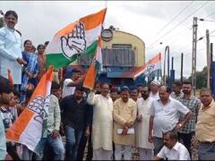 अंबिकापुर रेलवे स्टेशन पर कांग्रेस नेताओं ने किया 'रेल रोको आंदोलन', DRM को सौंपा ज्ञापन