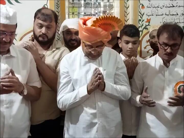 आता राज्याचे महसूल मंत्री राधाकृष्ण विखे पाटील यांच्या मुख्यमंत्री पदासाठी थेट दर्ग्यावरच प्रार्थना केल्याचं दिसून आलंय