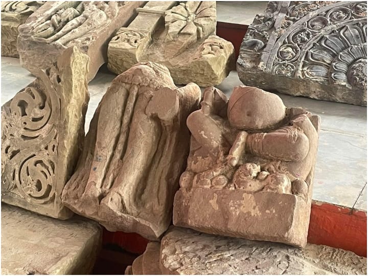 इनमें कुछ पत्थर की मूर्तियों को भी देखा जा सकता है. जिसमें देवी-देवताओं की कलाकृतियों को देखा गया.