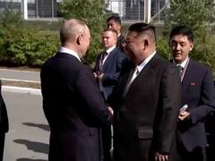 पुतिन और किम जोंग उन ने आपस में भेंट की बंदूकें, मुलाकात के दौरान 40 सेकेंड पकड़े रहे एक दूसरे का हाथ 