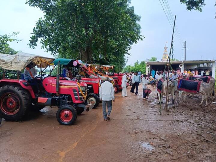 Bail pola celebrated tractor and bulls pola celebrated in Bhandara Bail pola : बैलांची जागा घेतली ट्रॅक्टरनं, भंडाऱ्यात बैलांसह भरला ट्रॅक्टरचा पोळा