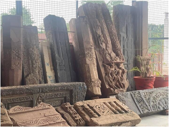 इन पत्थर पर नक्काशी की गई मूर्तियां, स्तंभ, शिलाएं और देवी-देवताओं की कलाकृतियां शामिल हैं.