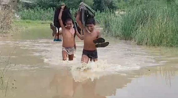 In Pics: भविष्य से खिलवाड़! हाथ में चप्पल, कंधों पर बैग, जान जोखिम में डालकर नदी पार कर स्कूल जाते हैं बच्चे In Pics: भविष्य से खिलवाड़! हाथ में चप्पल, कंधों पर बैग, जान जोखिम में डालकर नदी पार कर स्कूल जाते हैं बच्चे