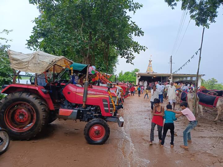 बैलांची जागा आता ट्रॅक्टरनं घेतली आहे. त्यामुळं भंडारा (Bhandara) जिल्ह्यातील पवनी तालुक्यातील धानोरी गावात बैलांसह ट्रॅक्टरचाही पोळा मोठ्या उत्साहात भरवण्यात आला.