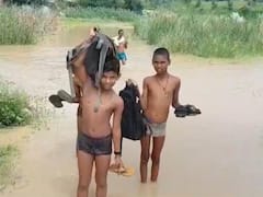 In Pics: भविष्य से खिलवाड़! हाथ में चप्पल, कंधों पर बैग, जान जोखिम में डालकर नदी पार कर स्कूल जाते हैं बच्चे