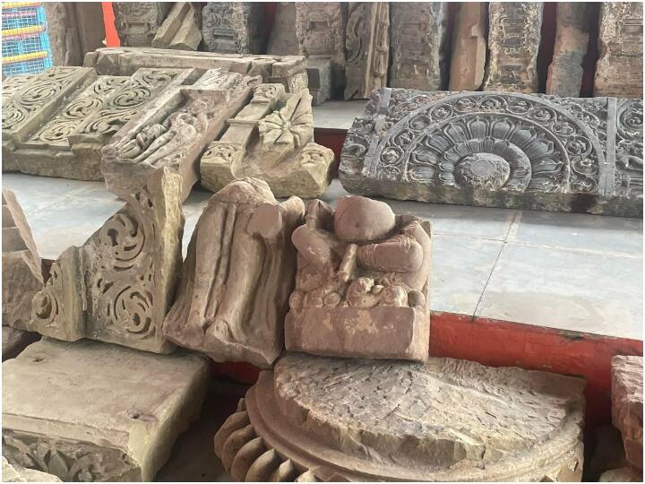 कुछ समय पहले चंपत राय ने कुछ तस्वीरें शेयर की थी. जिसमें प्राचीन मंदिर के अवशेष और मूर्तियां मिली थी.