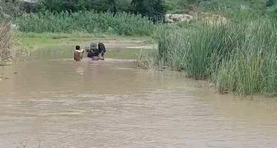 In Pics: भविष्य से खिलवाड़! हाथ में चप्पल, कंधों पर बैग, जान जोखिम में डालकर नदी पार कर स्कूल जाते हैं बच्चे In Pics: भविष्य से खिलवाड़! हाथ में चप्पल, कंधों पर बैग, जान जोखिम में डालकर नदी पार कर स्कूल जाते हैं बच्चे