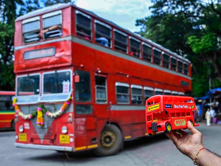Double Decker Bus: मुंबई की पहचान मानी जाने वाली पुरानी डबल डेकर बेस्ट बसों को रिटायर करने का निर्णय लिया गया है. शुक्रवार (15 सितंबर) से बेस्ट की पुरानी डबल डेकर बसों की सेवाओं को बंद कर दिया गया है.
