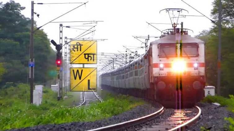 do you know meaning of wl or wb on railway sign boards Railway Sign Boards: ਰੇਲਵੇ ਟਰੈਕ ਦੇ ਸਾਈਡ 'ਤੇ ਲਿਖੇ W/L ਅਤੇ C/FA ਦਾ ਕੀ ਅਰਥ? ਕੀ ਤੁਸੀਂ ਜਾਣਦੇ ਹੋ