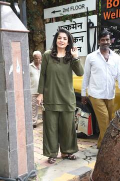 Celebs Spotted: रवीना टंडन पहुंची सैलून, फिटनेस के लिए योगा सेंटर में जमकर मेहनत कर रही हैं तेजस्वी प्रकाश, देखें तस्वीरें