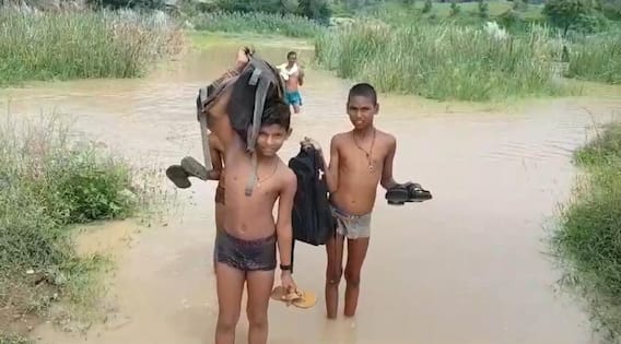 In Pics: भविष्य से खिलवाड़! हाथ में चप्पल, कंधों पर बैग, जान जोखिम में डालकर नदी पार कर स्कूल जाते हैं बच्चे In Pics: भविष्य से खिलवाड़! हाथ में चप्पल, कंधों पर बैग, जान जोखिम में डालकर नदी पार कर स्कूल जाते हैं बच्चे