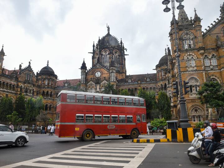 डबल डेकर बस की शुरुआत 1937 से हुई थी. 86 सालों से ये बस मुंबई की सड़कों पर दौड़ रही हैं. बता दें कि वर्तमान में BEST के बेड़े में तीन ओपन-डेक बसों सहित केवल सात डबल-डेकर बसें बची हैं.