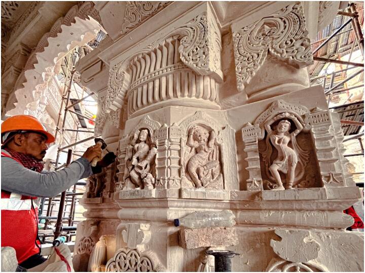 हाल ही में सामने आई एक तस्वीर में एक कलाकार को पत्थर के स्तंभ पर नक्काशी करते और उस पर मूर्ती को उकेरते नजर आ रहा था.