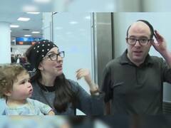 फ्लाइट में कपल के शरीर से आ रही थी बदबू, परेशान हो गए यात्री, एयरहोस्टेस ने दोनों को प्लेन से उतारा